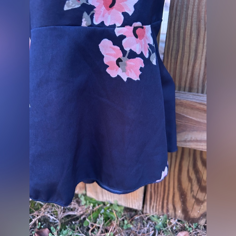 Hint of Blush dress Ruffle Navy Floral Sz. Medium - Picture 10 of 11